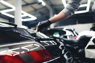 Profesyonel araba temizleme merkezi. Arabaları parlak ve bakımlı yapıyor. Yüksek kalite fotoğraf