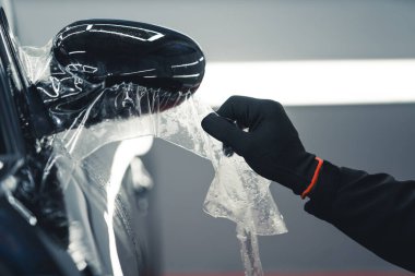 Profesyonel araba temizleme merkezi. Arabaları parlak ve bakımlı yapıyor. Yüksek kalite fotoğraf