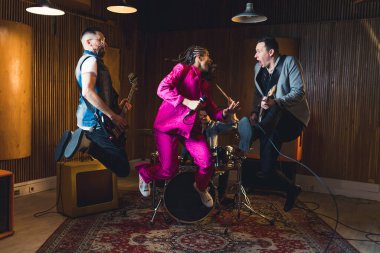 Stüdyoda rock grubu provası. Yüksek kalite fotoğraf