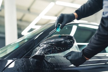 Profesyonel araba temizleme merkezi. Arabaları parlak ve bakımlı yapıyor. Yüksek kalite fotoğraf