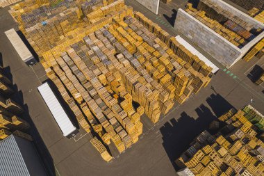 Depoda yığılmış ahşap paletler, üst hava manzarası. Yüksek kalite fotoğraf