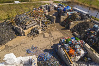 Geri dönüşüm tesisinde büyük metal ya da plastik yığınları var. Yüksek kalite fotoğraf