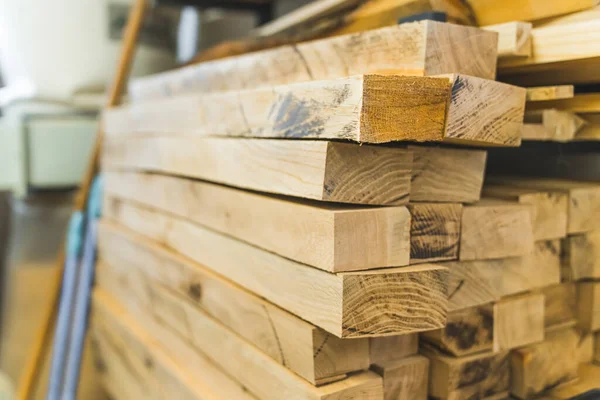 Zbliżenie Zdjęcia Kilkudziesięciu Drewnianych Desek Warsztacie Koncepcja Obróbki Drewna Wysokiej — Zdjęcie stockowe