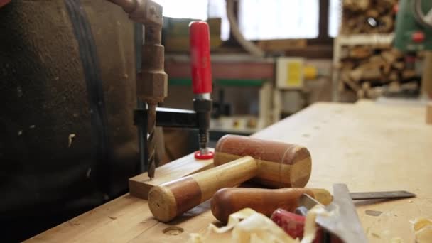 Alat Alat Kayu Tradisional Atas Meja Sebuah Toko Kayu Carpenter — Stok Video