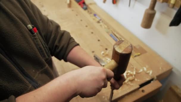 목수는 작업대에 나무를 조각하기 망치를 사용하였습니다 고품질 — 비디오
