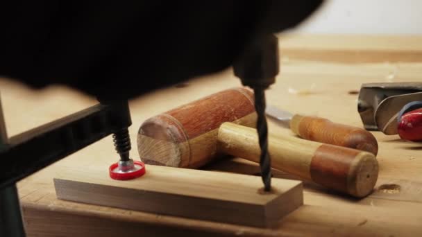 Carpenter Mengebor Papan Kayu Menggunakan Mesin Bor Tangan Alat Alat — Stok Video