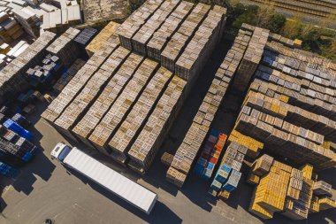 Depodaki ahşap paletler üzerinde yüksek insansız hava aracı görüntüsü. Yüksek kalite fotoğraf