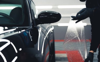 Profesyonel araba temizleme merkezi. Arabaları parlak ve bakımlı yapıyor. Yüksek kalite fotoğraf