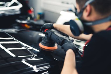 Profesyonel araba temizleme merkezi. Arabaları parlak ve bakımlı yapıyor. Yüksek kalite fotoğraf