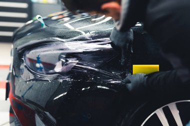 Profesyonel araba temizleme merkezi. Arabaları parlak ve bakımlı yapıyor. Yüksek kalite fotoğraf