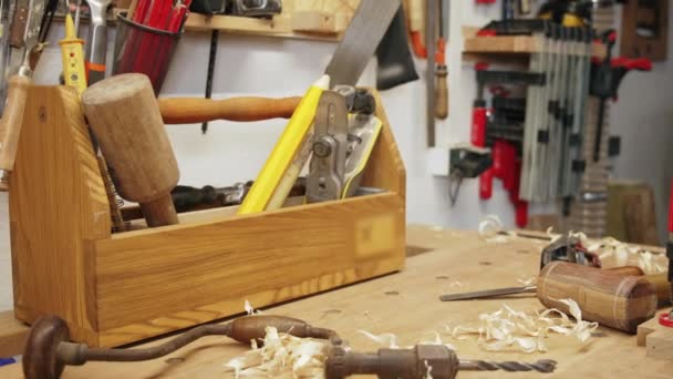 木匠木桌上摆满了木工工具的特写镜头 高质量的4K镜头 — 图库视频影像