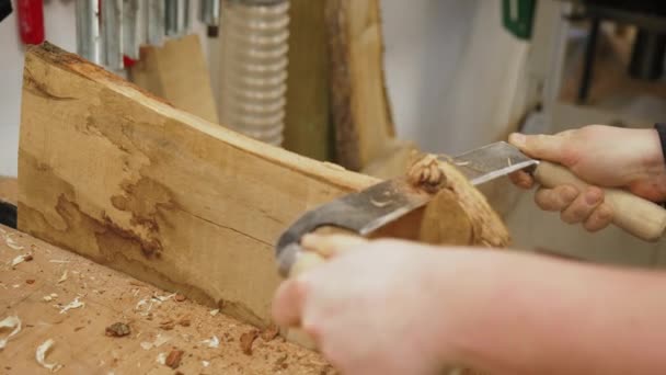 Close Tiro Carpinteiro Corte Madeira Com Drawshave Trabalhando Madeira Imagens — Vídeo de Stock