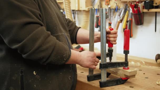 Carpinteiro Masculino Usando Uma Ferramenta Prensagem Enquanto Trabalhava Madeira Sua — Vídeo de Stock
