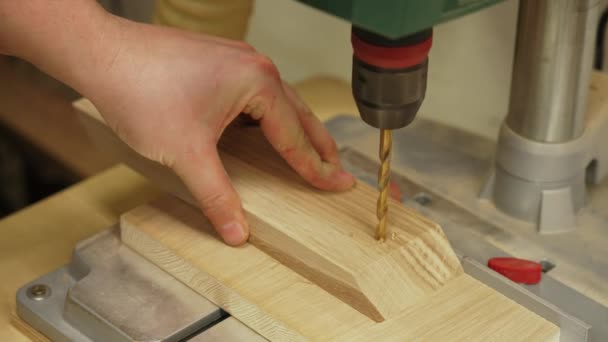Tischler Der Der Werkstatt Ein Stück Holz Bohrt Nahaufnahme Holzbearbeitungskonzept — Stockvideo