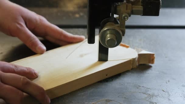 ワークショップでは バンドソー工作機械を使用したプロの大工や心の形をした木片を切断します 高品質4K映像 — ストック動画