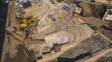 Hurda geri dönüşüm tesisi üzerine İHA görüşü - Hollanda 'da metali parçalayan ağır görev parçalayıcı ve taşıyıcı. Yüksek kalite fotoğraf