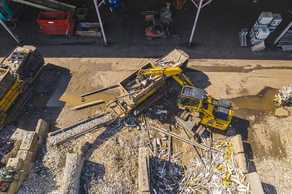 네덜란드의 쓰레기를 분쇄하고 재활용하기 분쇄기에 금속을 발굴자 고품질 — 스톡 사진