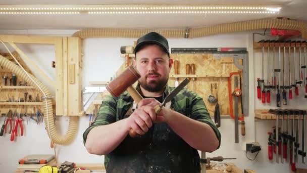 Junger Tischler Mit Schützender Schürze Der Einen Holzhammer Und Einen — Stockvideo