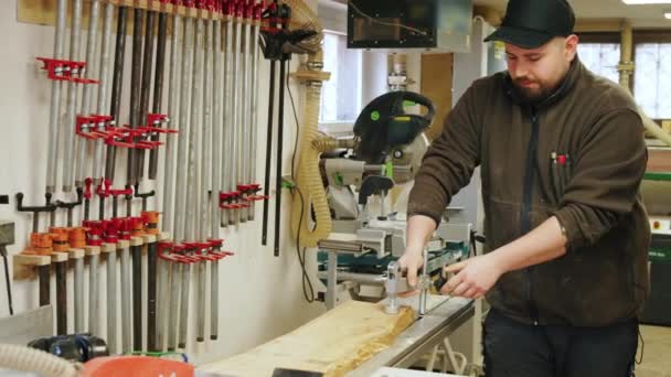 Młody Cieśla Czapce Pracujący Nad Drewnem Swoim Warsztacie Wysokiej Jakości — Wideo stockowe