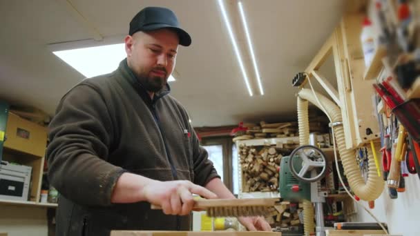 Charpentier Masculin Utilisant Une Brosse Bois Pour Nettoyer Pièce Bois — Video