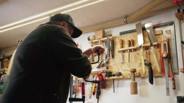 一个木工在他的车间里做钻头的时候用支架 木工的概念 高质量的4K镜头 — 图库视频影像