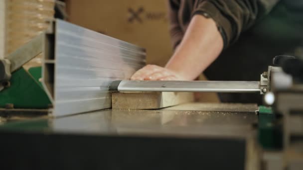 Egy Asztali Fűrész Segítségével Egy Fadarabot Vágott Fel Miközben Műtermében — Stock videók