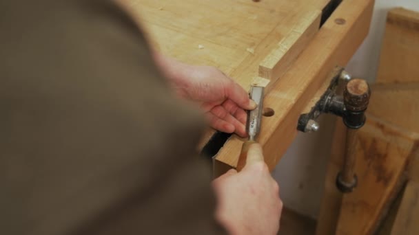 Gambar Closeup Dari Tangan Tukang Kayu Menggunakan Pahat Pada Papan — Stok Video