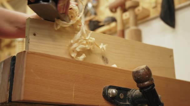 Cieśla Pracujący Swoim Warsztacie Używający Lewaru Drewna Strzał Bliska Wysokiej — Wideo stockowe