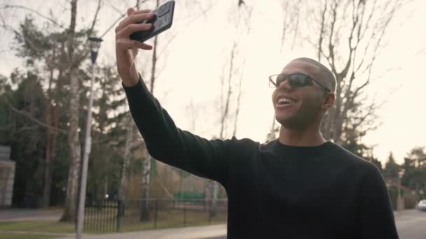 Zróbmy Sobie Selfie Świeżym Powietrzu Afro Amerykanin Cieszący Się Życiem — Wideo stockowe