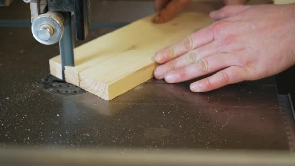 Mãos Carpinteiro Usando Uma Máquina Moagem Madeira Para Cortar Formas — Vídeo de Stock