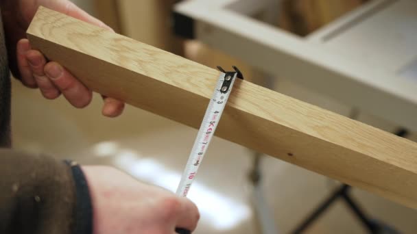 Hände Eines Tischlers Der Mit Einem Metallenen Maßband Eine Holzplanke — Stockvideo