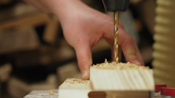 Mãos Carpinteiro Furo Perfuração Prancha Madeira Usando Uma Máquina Broca — Vídeo de Stock