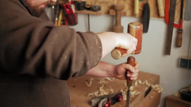 Carpinteiro Trabalhando Madeira Usando Martelo Cinzel Oficina Outras Ferramentas Parede — Vídeo de Stock