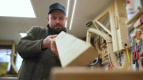 Młody Biały Stolarz Obracający Drewniany Kawałek Stole Pracownia Stolarska Wysokiej — Wideo stockowe