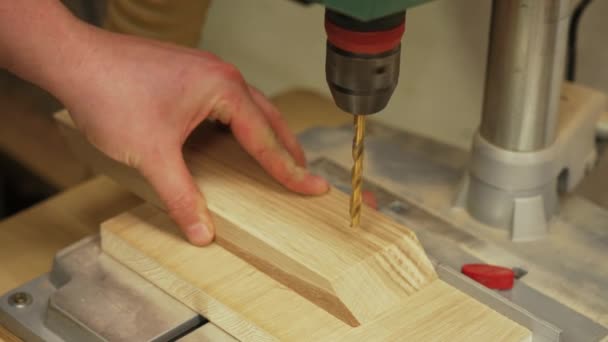 Carpintero Que Utiliza Máquina Perforación Para Perforar Agujero Tabla Madera — Vídeos de Stock