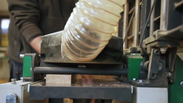 Tischler Der Eine Holzplanke Das Vakuumsystem Legt Tischlerwerkstatt Hochwertiges Filmmaterial — Stockvideo