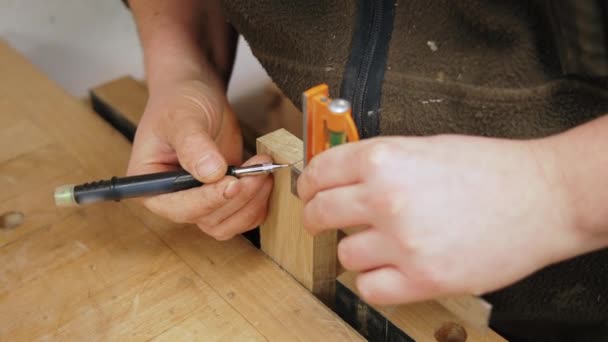 Mãos Carpinteiro Masculino Linha Desenho Usando Marcador Régua Antes Cortar — Vídeo de Stock