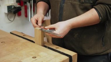 Marangoz ellerinin tahta döşeme kullanarak ahşap ürünler ürettiği yakın çekim görüntüleri. Yüksek kalite 4k görüntü