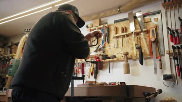 Carpinteiro Masculino Usando Uma Cinta Velha Criando Buraco Uma Prancha — Vídeo de Stock