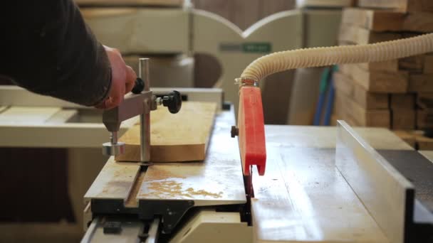 一个木匠用锯齿机工作 切割一块木头的特写镜头 高质量的4K镜头 — 图库视频影像