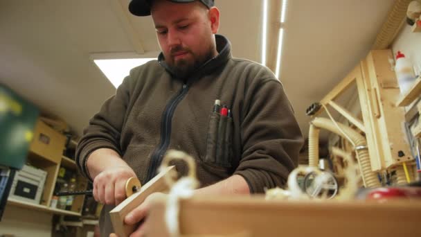 Junge Männliche Tischler Arbeiten Der Werkstatt Einem Quadratischen Holzstück Das — Stockvideo