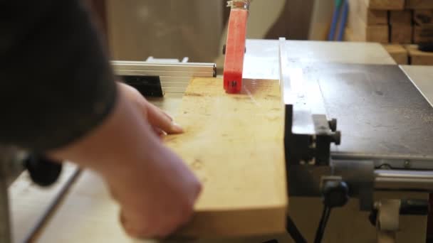 Ξυλουργός Δημιουργώντας Νέο Ξύλινο Προϊόν Χρησιμοποιώντας Ένα Επιτραπέζιο Πριόνι Εργαστήριο — Αρχείο Βίντεο