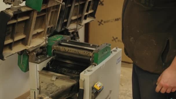 Carpinteiro Abrindo Sistema Vácuo Oficina Imagens Alta Qualidade — Vídeo de Stock