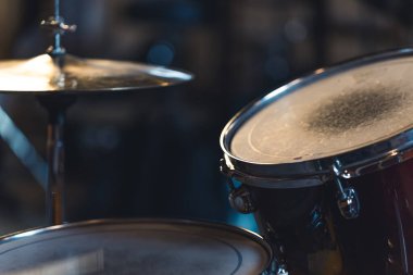 Genç indie rock grubu konserden önce prova yapıyor. Yüksek kalite fotoğraf