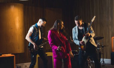 Genç indie rock grubu konserden önce prova yapıyor. Yüksek kalite fotoğraf