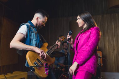 Genç indie rock grubu konserden önce prova yapıyor. Yüksek kalite fotoğraf