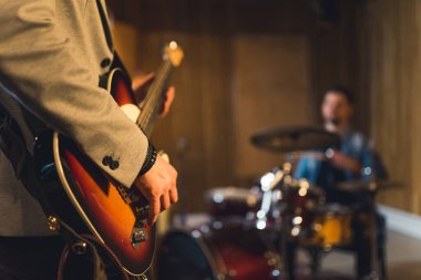 Genç indie rock grubu konserden önce prova yapıyor. Yüksek kalite fotoğraf