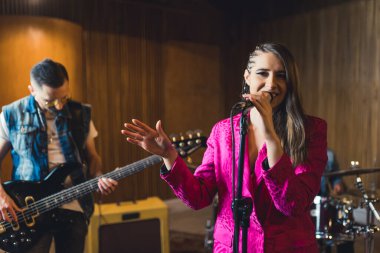 Genç indie rock grubu konserden önce prova yapıyor. Yüksek kalite fotoğraf