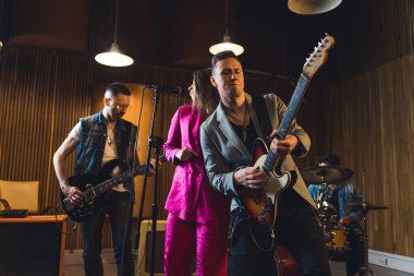 Genç indie rock grubu konserden önce prova yapıyor. Yüksek kalite fotoğraf