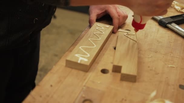 Cieśla Ściska Klej Drewnianych Kawałkach Butelki Aby Skleić Kawałki Razem — Wideo stockowe